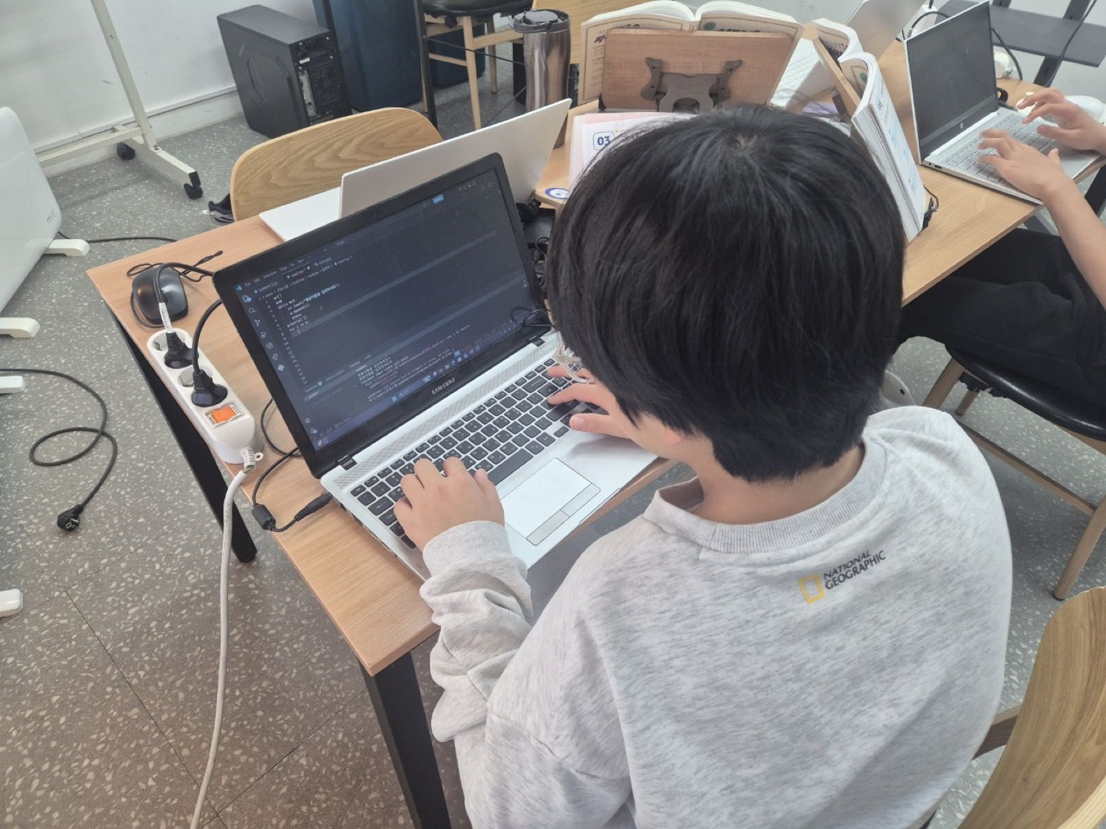 파이썬 기초 코드를 쓰는 학생